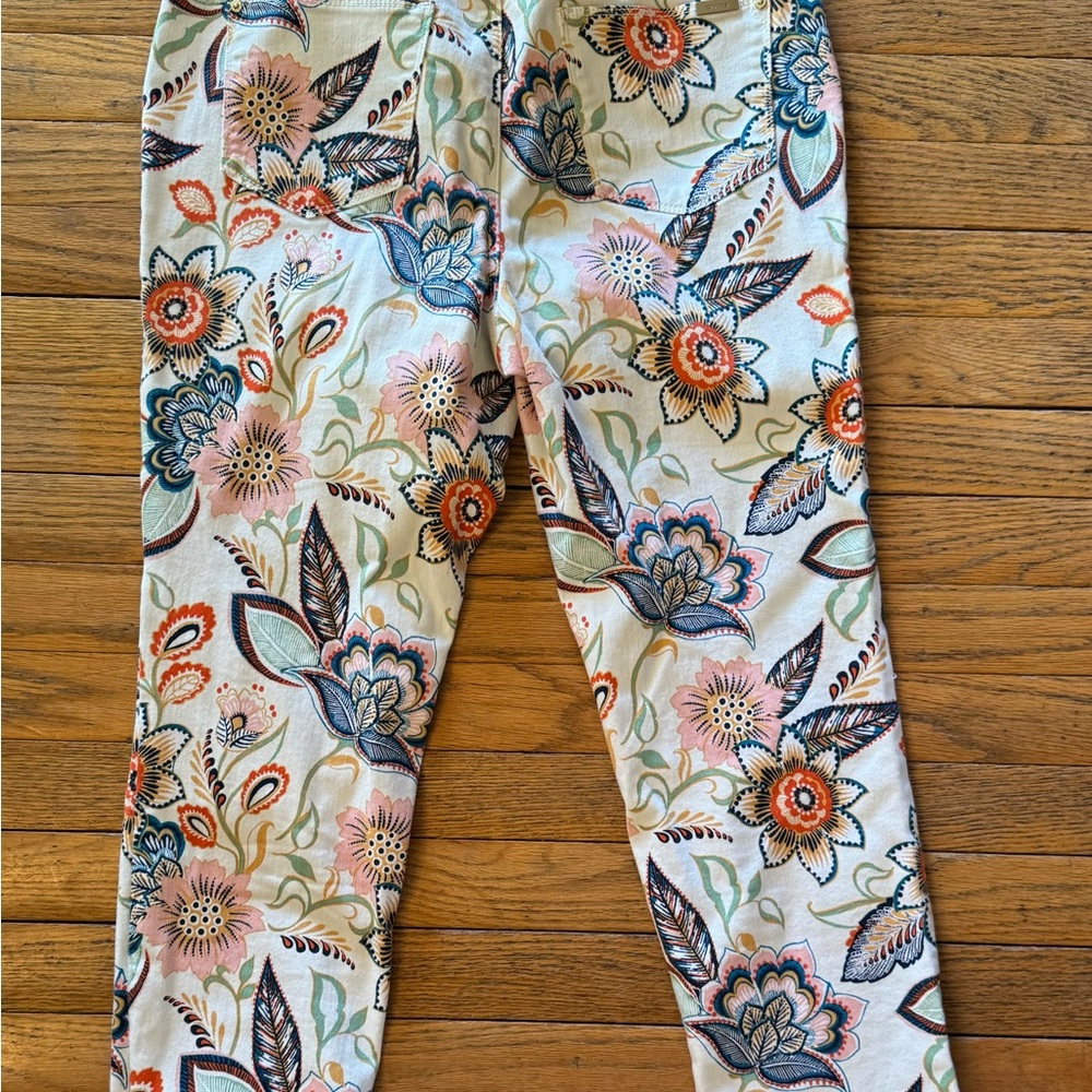 CHICO'S So Slimming Girlfriend Crop
Floral Jeans size  0.5 - Picture 4 of 4